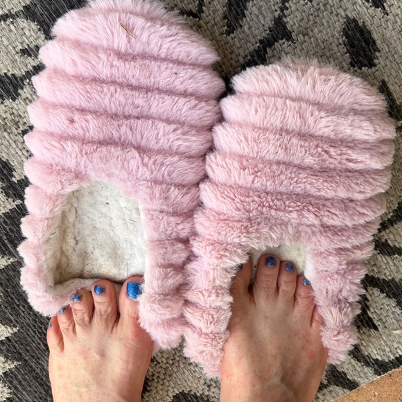 Ladies women's pink fuzzy slippers loved used w0rn soft ready feet foot toes - Picture 4 of 8